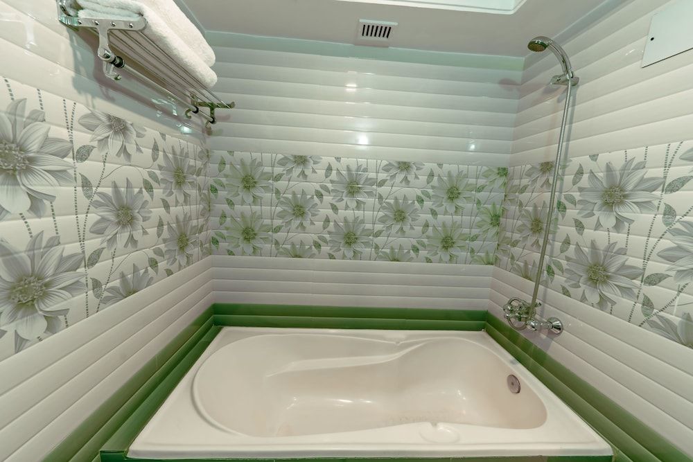 Skyline Hotel Deluxe Double or Twin Room, 1 Bedroom, City View 11