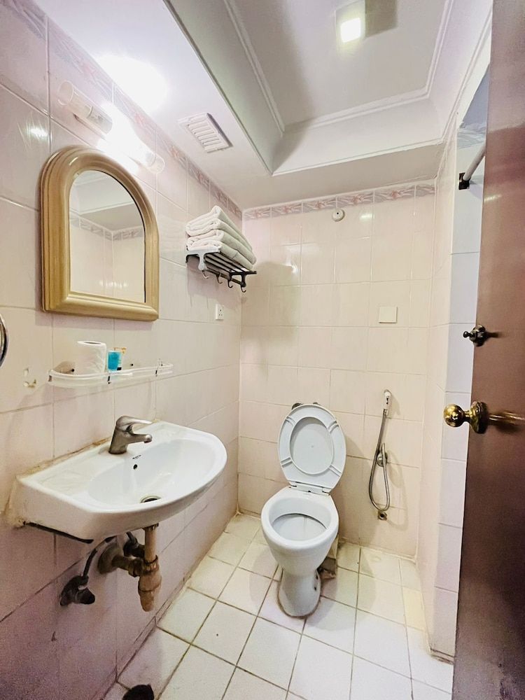 Skyline Hotel Standard Room 9