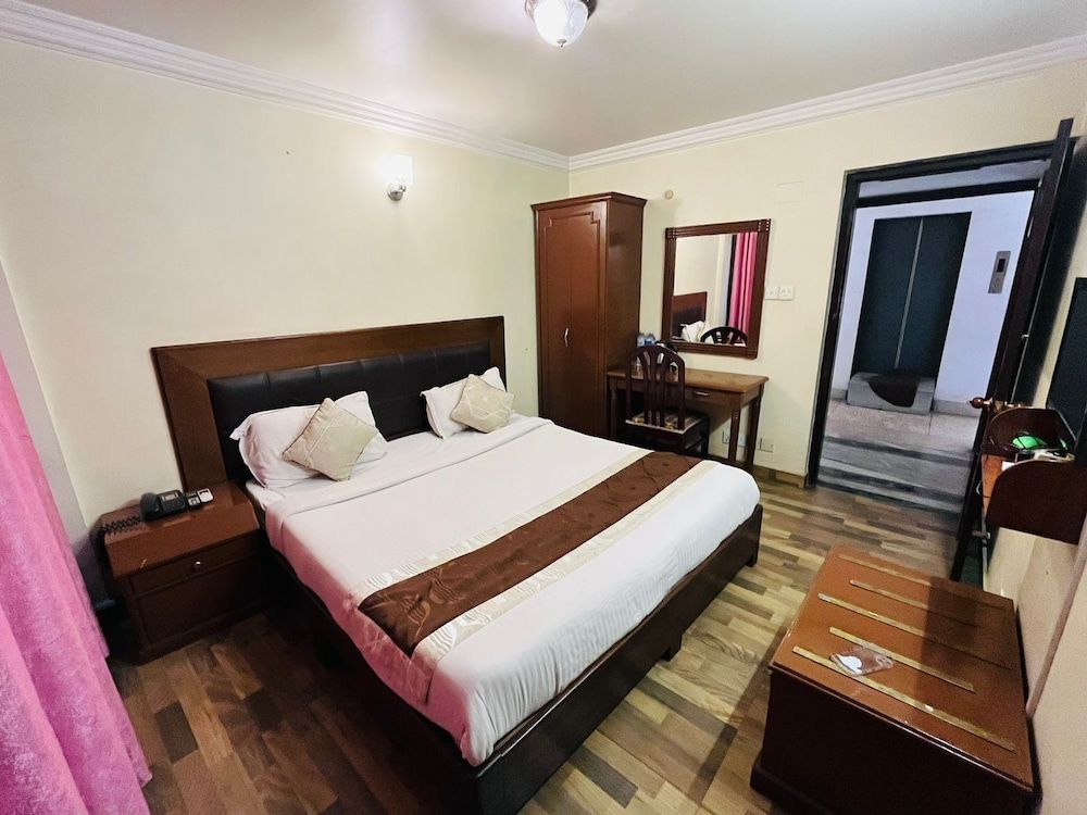 Skyline Hotel Standard Room 10