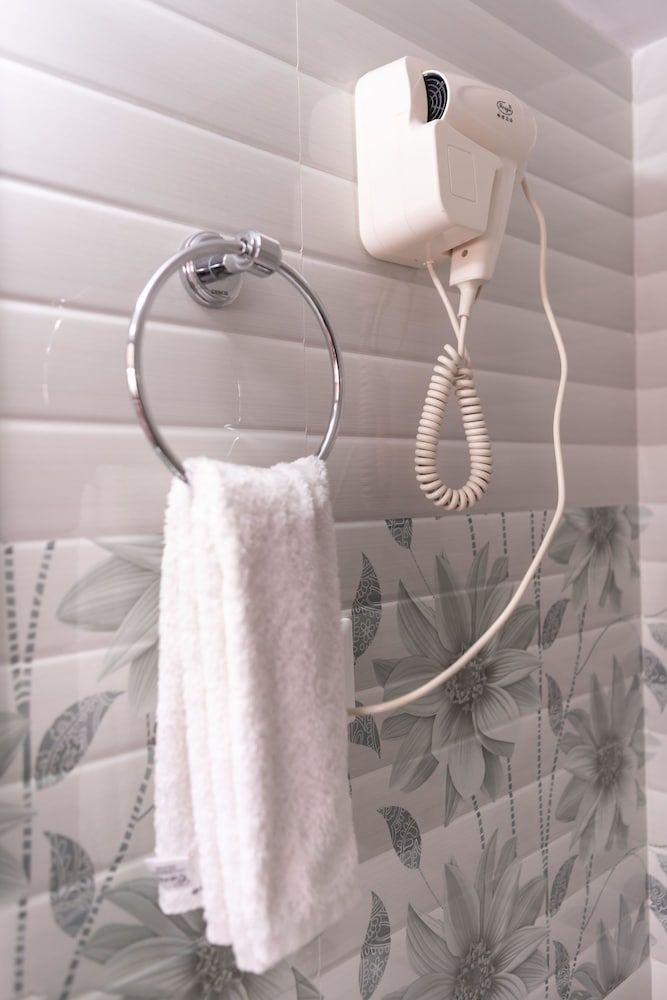 Skyline Hotel Standard Room 7