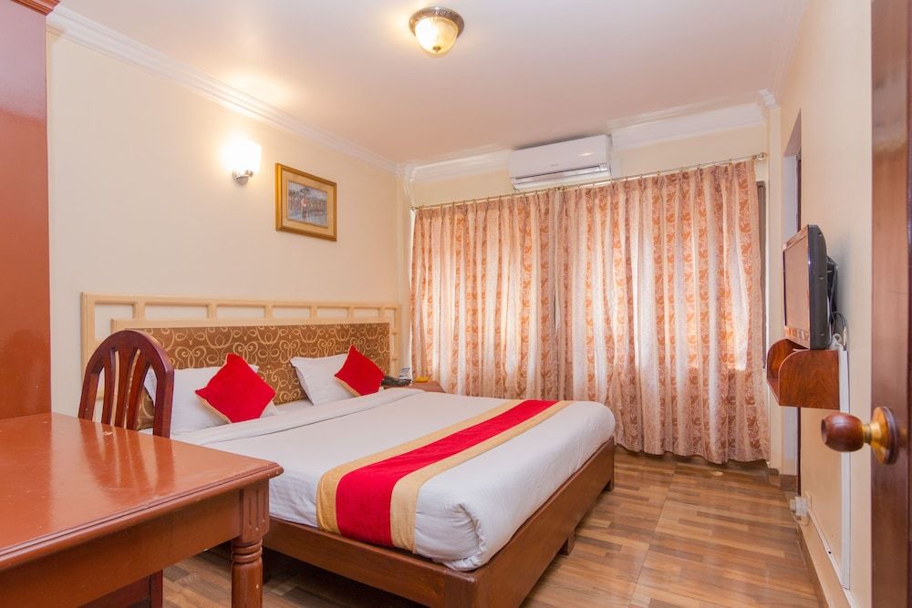 Skyline Hotel Standard Room 6