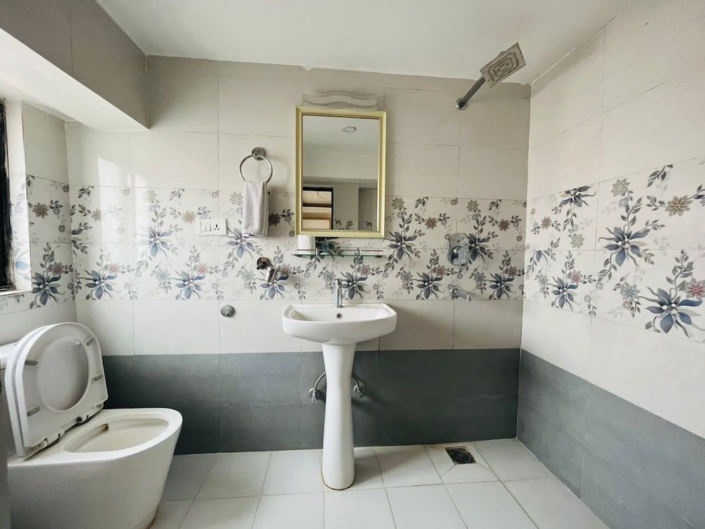 Skyline Hotel Deluxe Double or Twin Room, 1 Bedroom, City View 13