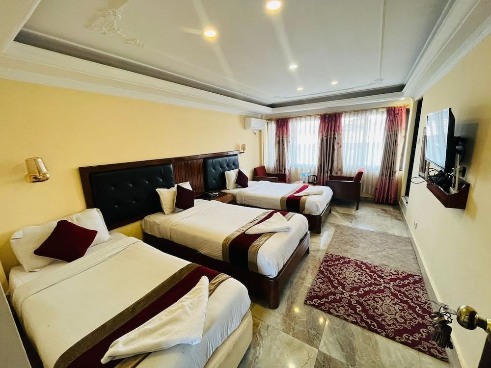 Skyline Hotel Deluxe Triple Room, 3 Bedrooms, City View 2