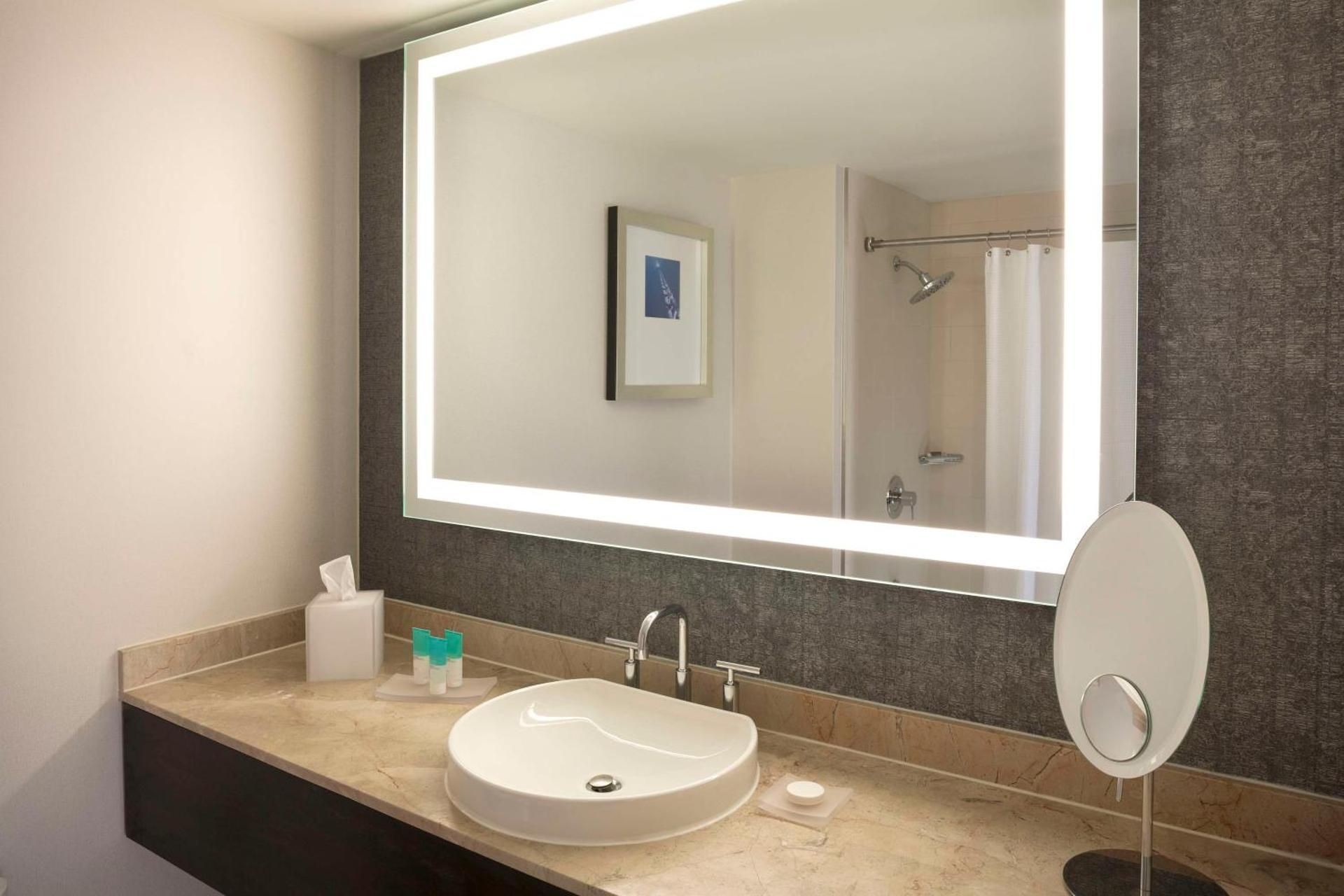 King Room with Pool View - Non-Smoking