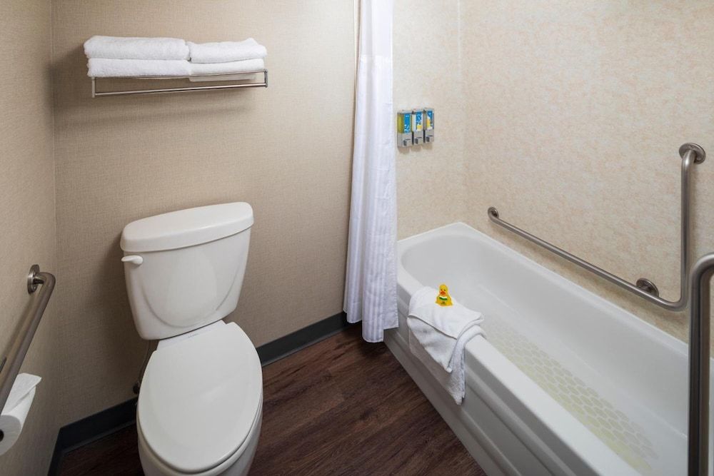 Accent Inns Kelowna Standard room King Bed 6