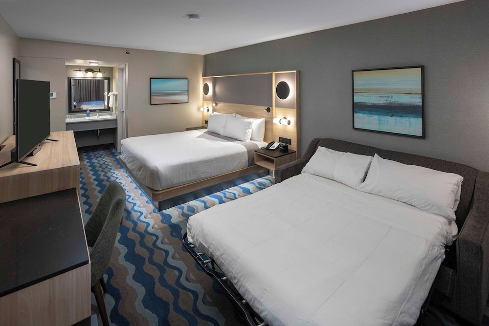 Accent Inns Kelowna Standard room King Bed 3