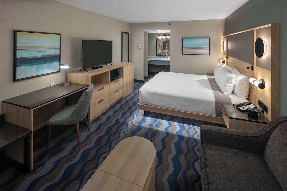 Accent Inns Kelowna Standard room King Bed 2