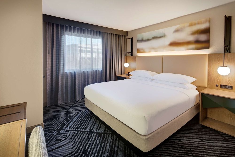 Suite, 1 King Bed, Non Smoking, Corner