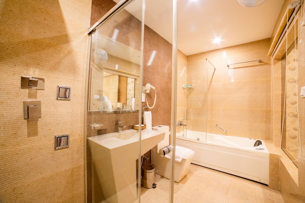 Deep Soaking Bathtub