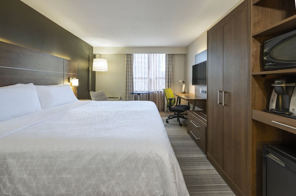 Holiday Inn Express Toronto - Downtown by IHG Standard Room, 1 King Bed 5