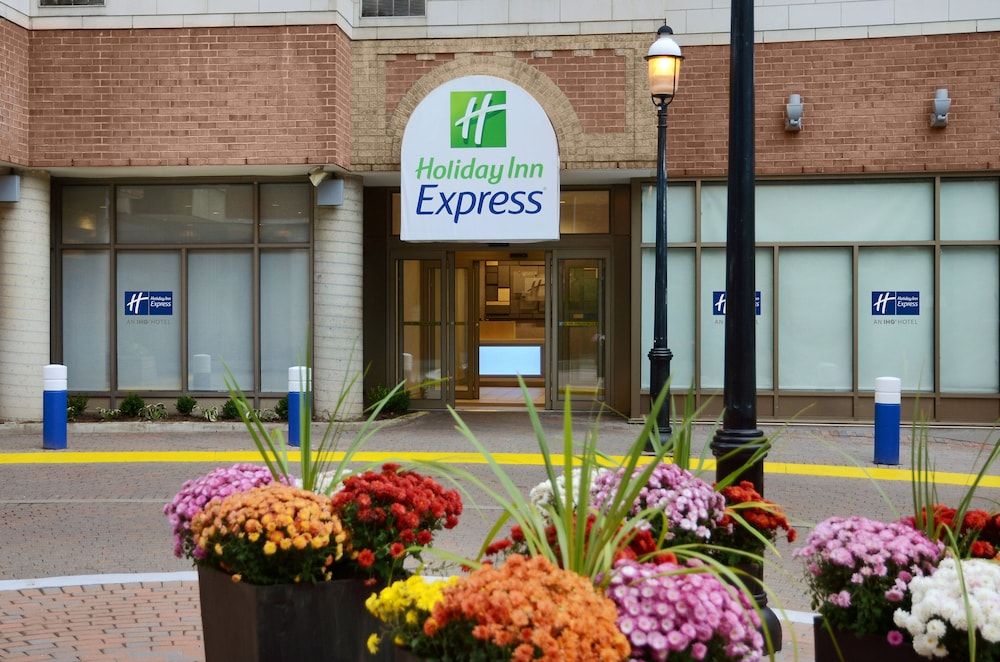 undefined Holiday Inn Express Toronto - Downtown by IHG 6