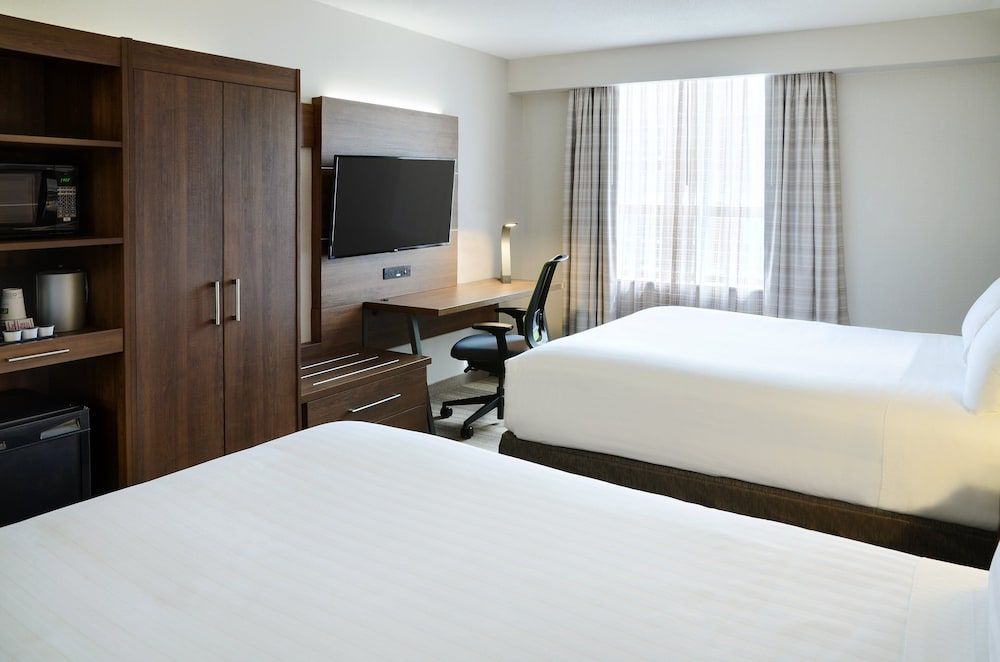 undefined Holiday Inn Express Toronto - Downtown by IHG 10
