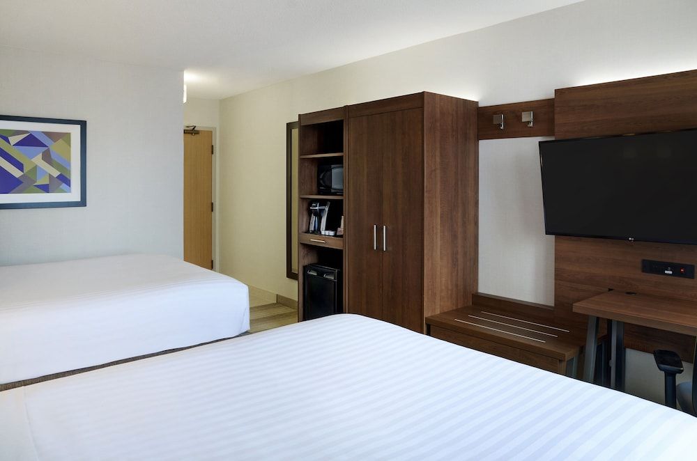 undefined Holiday Inn Express Toronto - Downtown by IHG 9