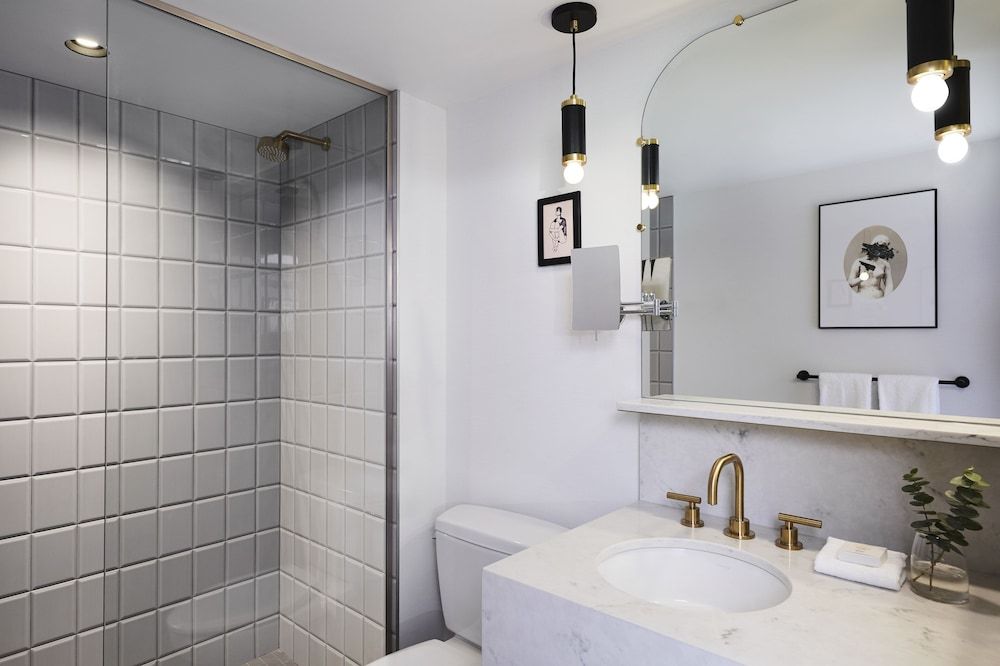 Kimpton Saint George by IHG Room, 1 King Bed 7