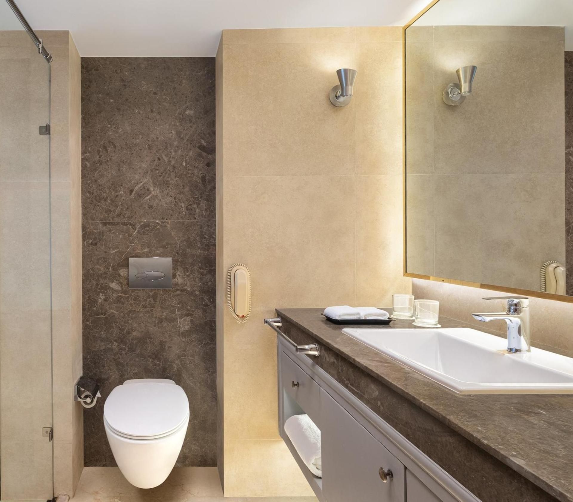 Standard King Room with City View