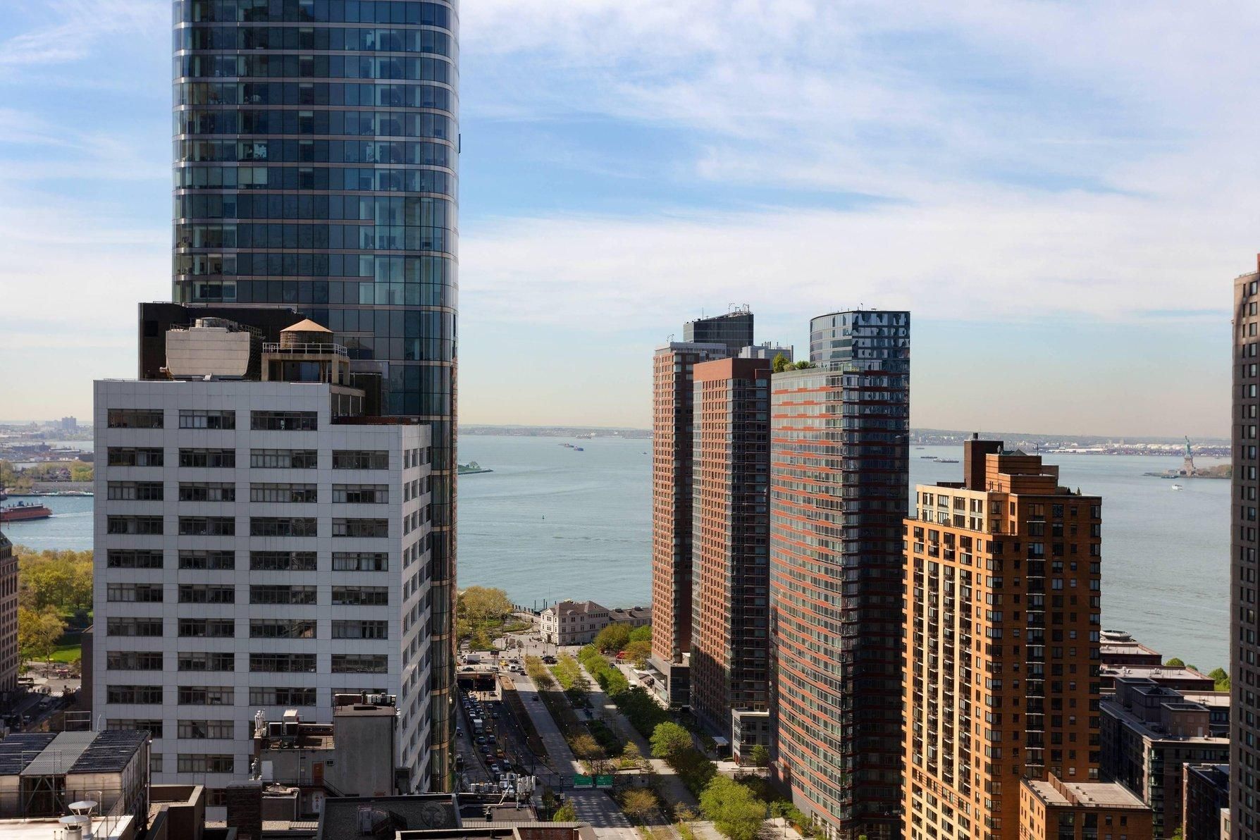 Executive Suite, 1 Bedroom Suite, 1 King, Sofa bed, Statue Liberty view, Harbor view