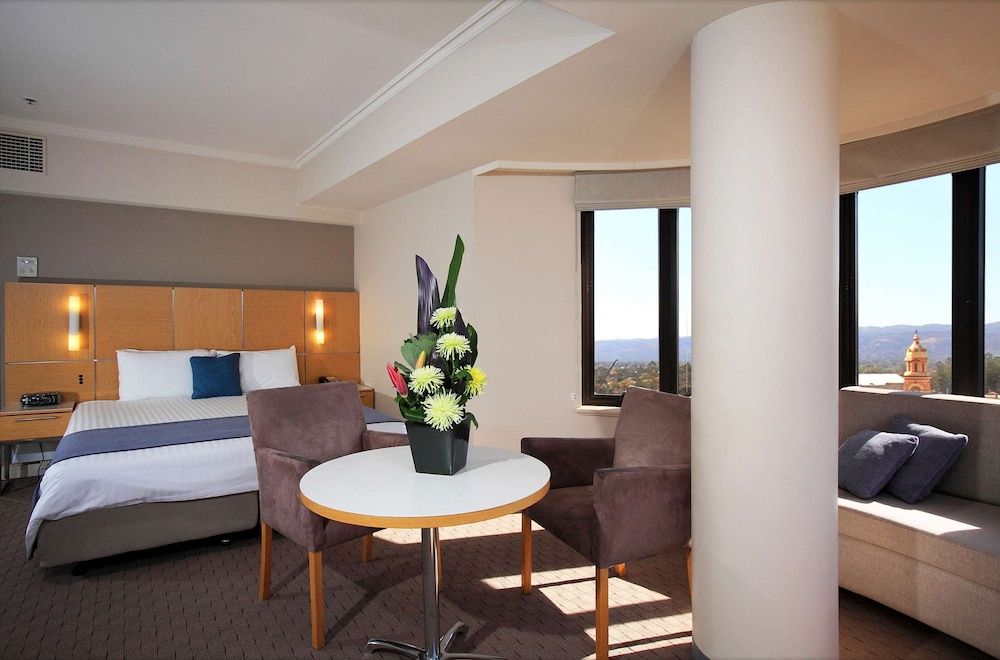 Stamford Grand Adelaide Junior Suite - City View 4