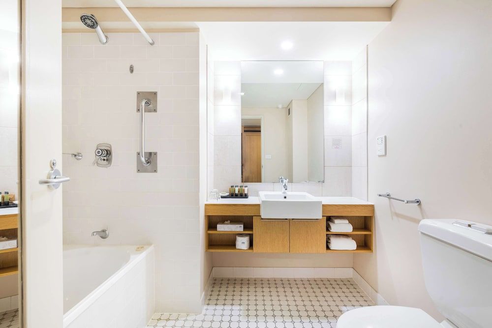 Stamford Grand Adelaide Junior Suite - City View 3