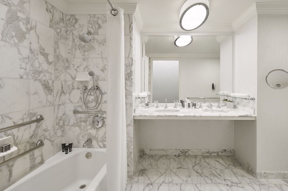 Double Room, 1 King Bed (Mobility Accessible, Roll-in Shower)