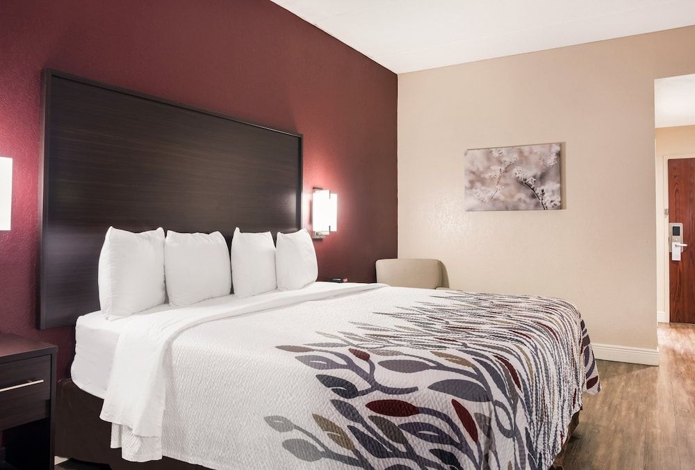 Red Roof Inn Tupelo Superior Room, 1 King Bed, Accessible, Non Smoking 3