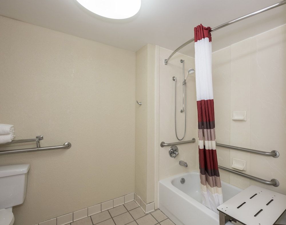 Red Roof Inn Tupelo Superior Room, 1 King Bed, Accessible, Non Smoking 4