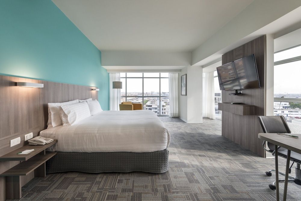 Standard Room, 1 King Bed (Airport View)