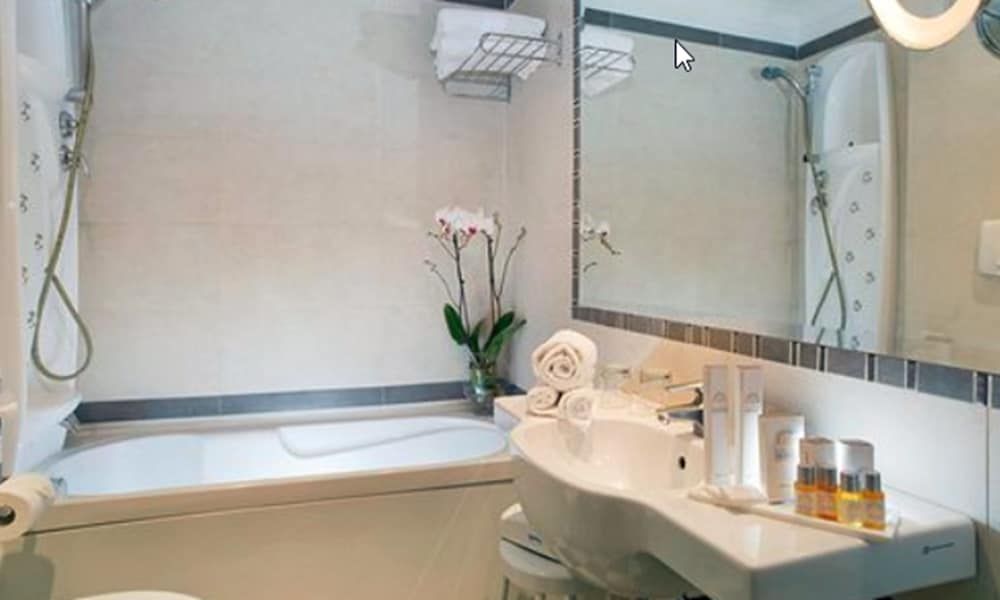 Pinewood Hotel Rome Standard Double or Twin Room 9