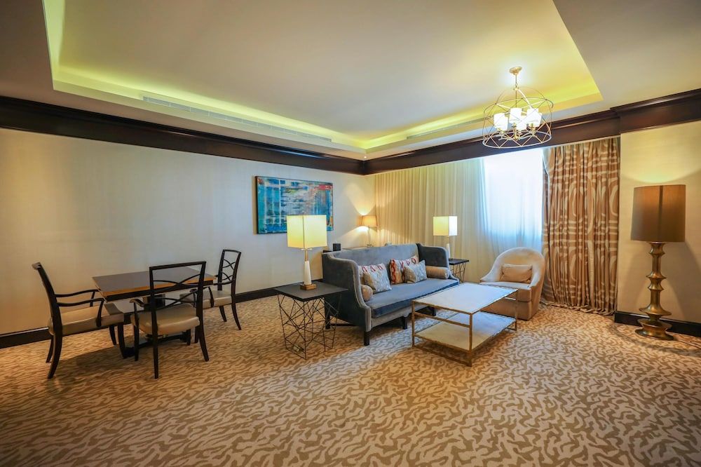 Business Suite, 1 King Bed, City View