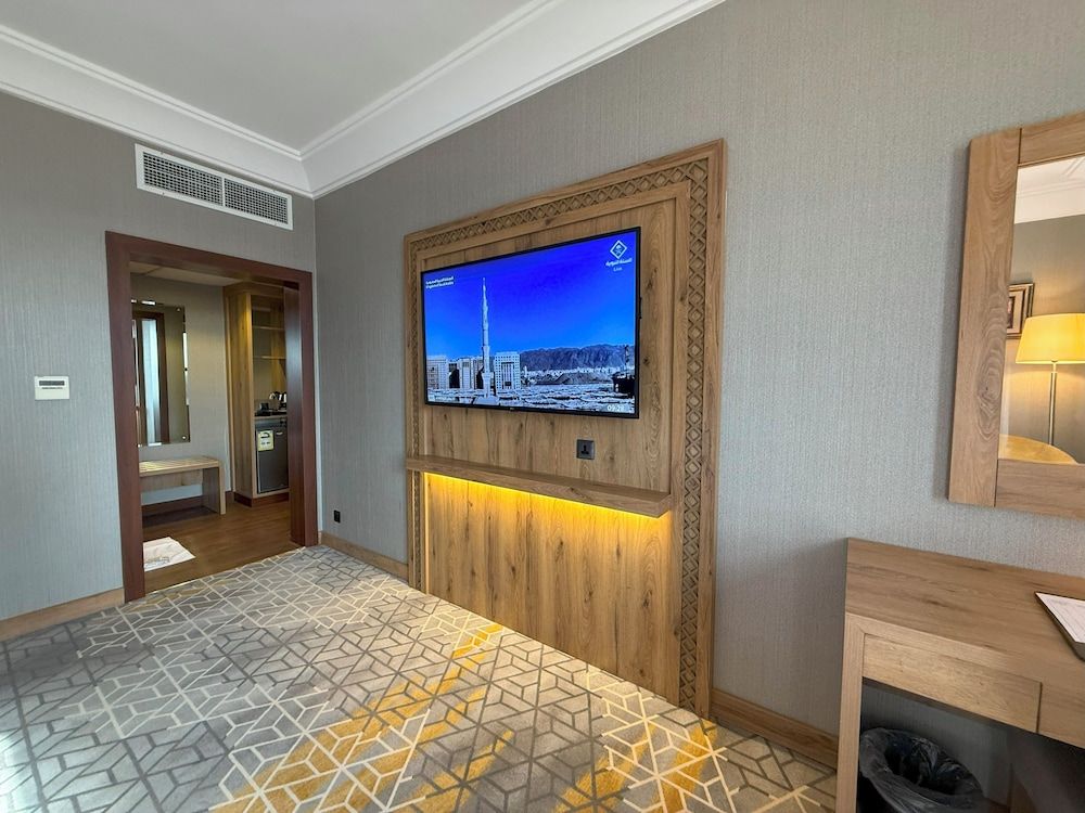 Crown Town Hotel Standard Twin Room 4