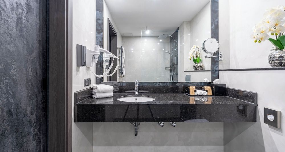 PLAZA Premium Schwerin; Sure Hotel Collection by Best Western Premium-Zimmer, 2 Einzelbetten, Seeseite (with Sofabed) 7