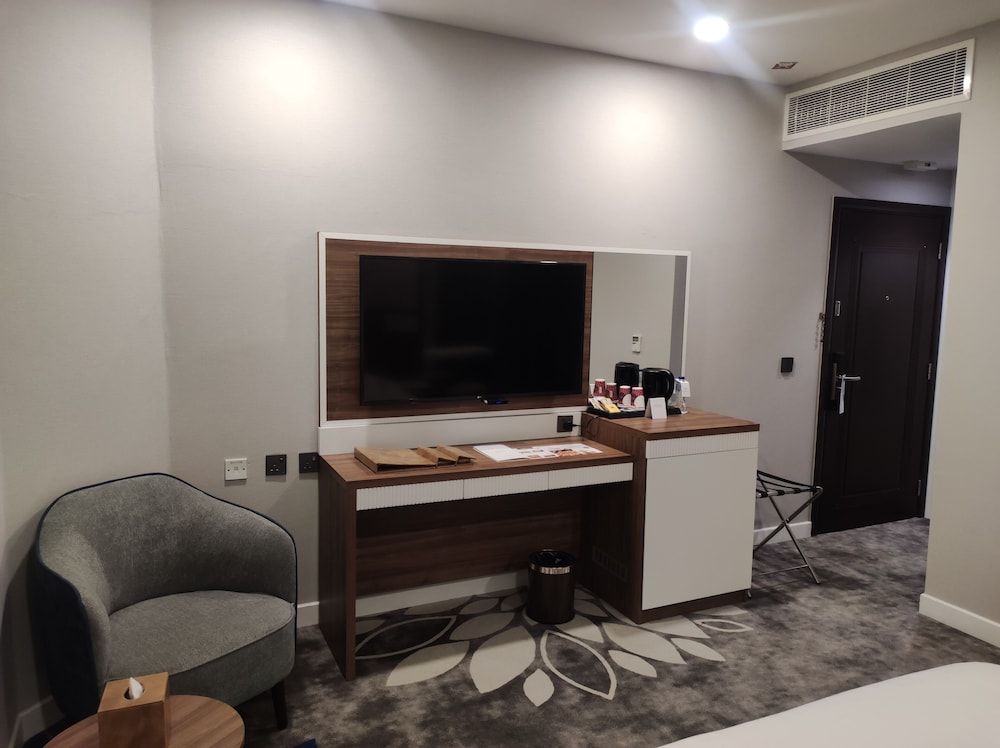 Warwick Al Jubail Hotel Standard Room 8