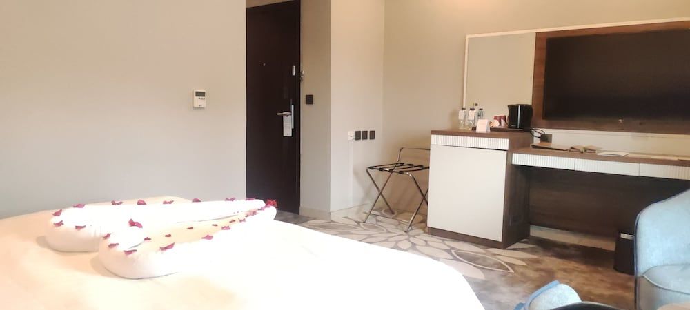 Warwick Al Jubail Hotel Executive Room, 1 King Bed, Sea View 10