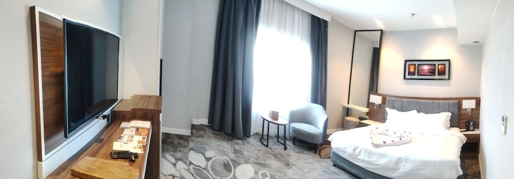 Warwick Al Jubail Hotel Family Suite, 2 Bedrooms, Sea View 10