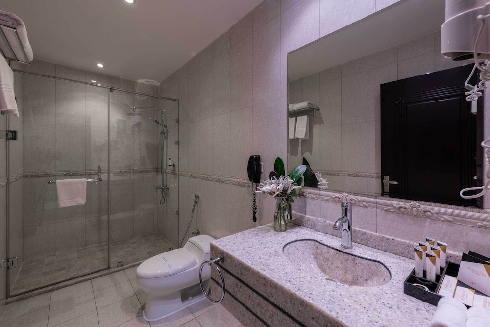 Warwick Al Jubail Hotel Standard Room 4