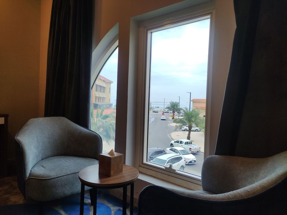Warwick Al Jubail Hotel Executive Room, 1 King Bed, Sea View 8