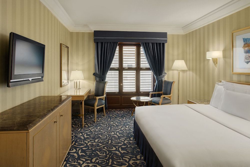 Makkah Hotel Guest Room with One King Bed 3