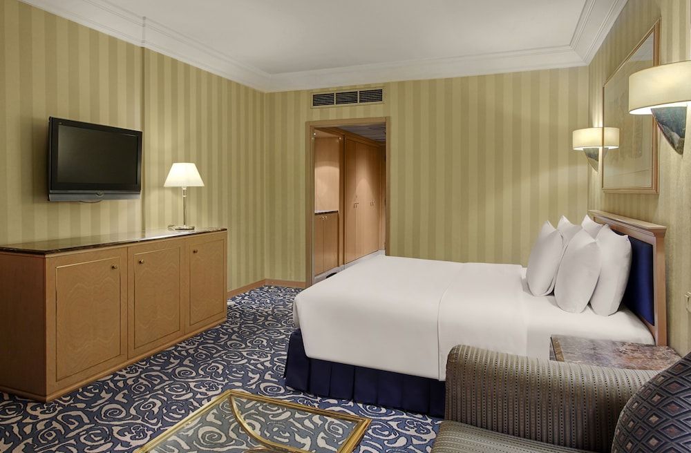 Makkah Hotel Guest Room with One King Bed 2
