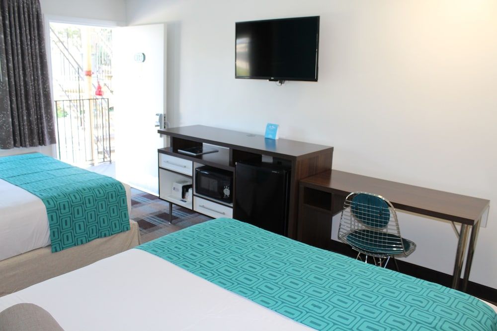 undefined Howard Johnson by Wyndham San Diego Hotel Circle 2