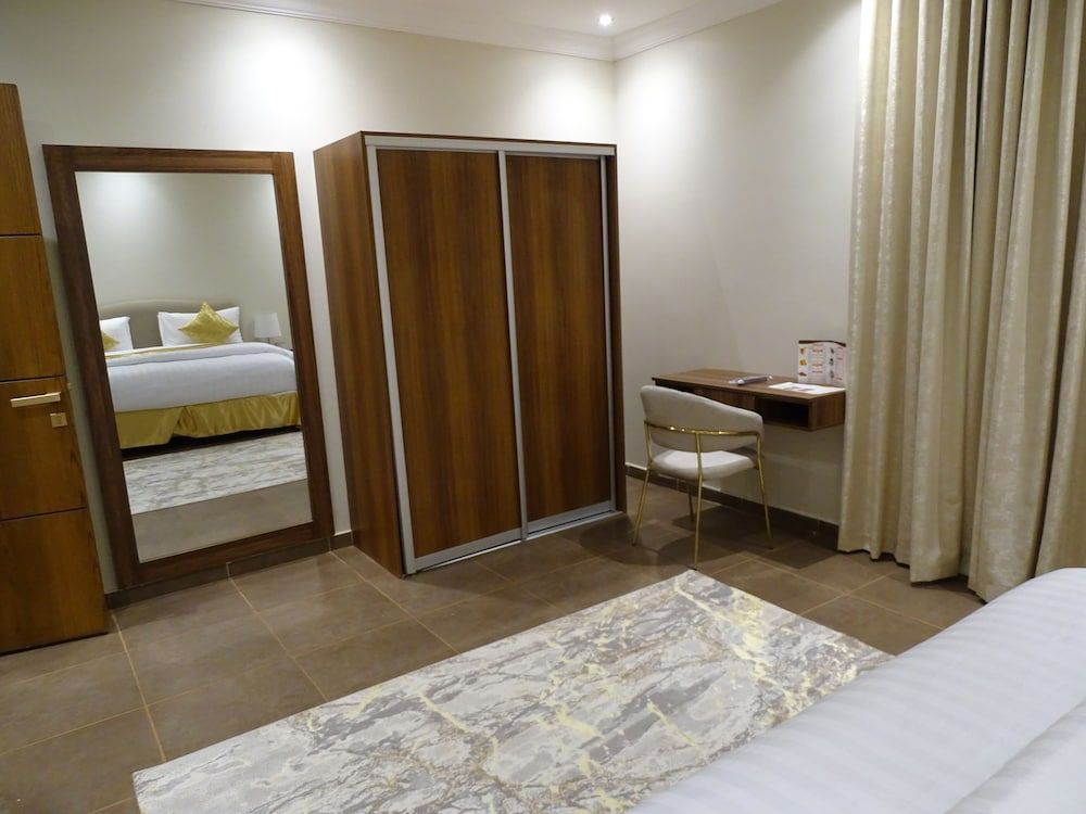 undefined Comfort Inn Taawn 5