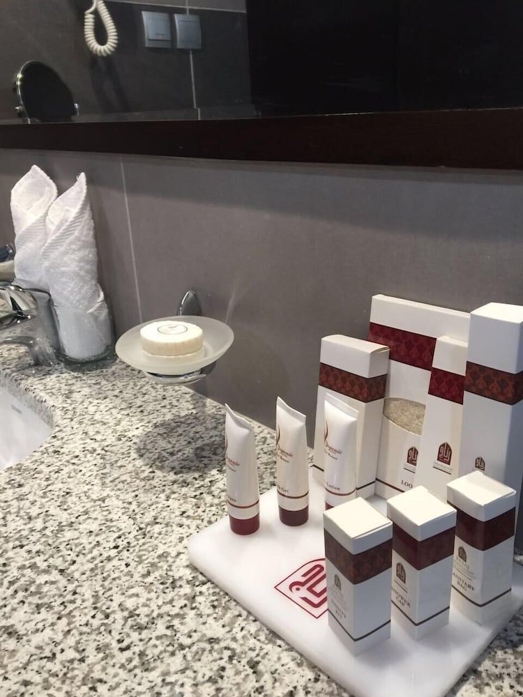 Razana Al Rowdah Basic Double Room Single Use, 1 King Bed 4