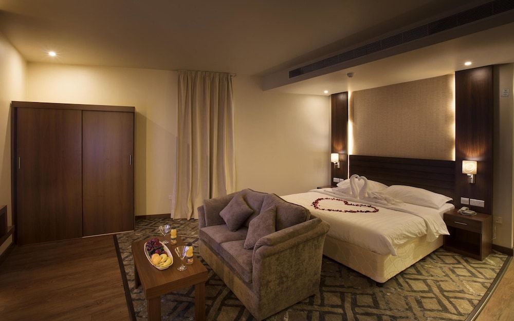 Lily Hotel Suite Mubarraz Studio, 1 King Bed 4