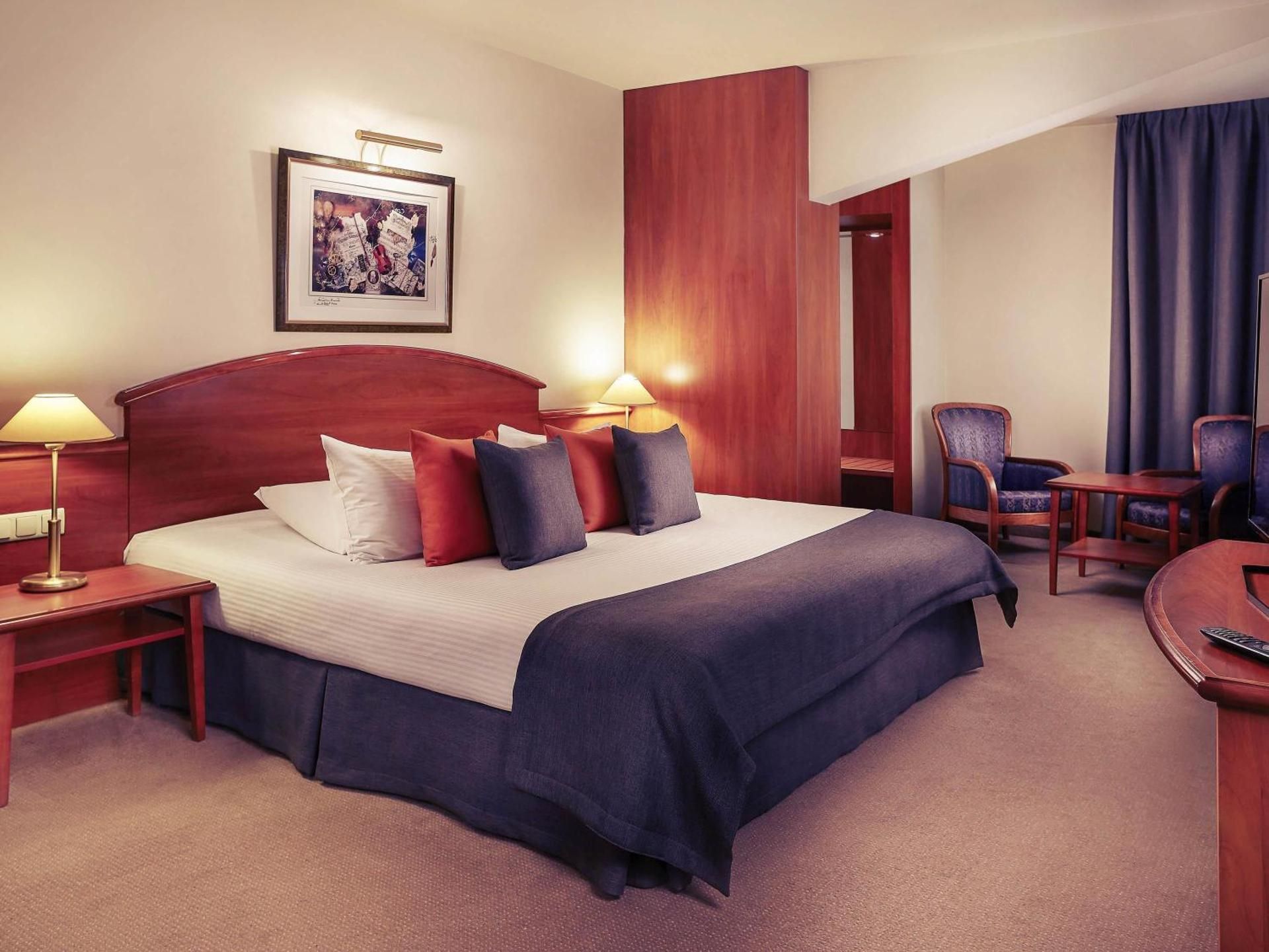 presidential suite with one large bed