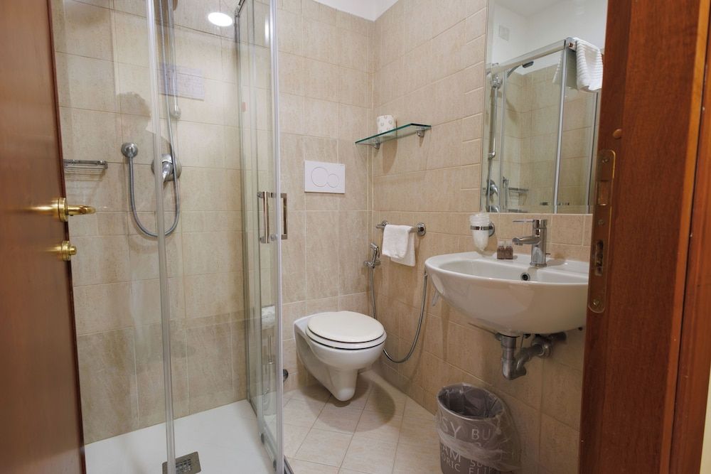 Hotel Terminal Economy Double Room 5
