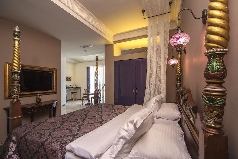 The Selection Suites King Suite 12