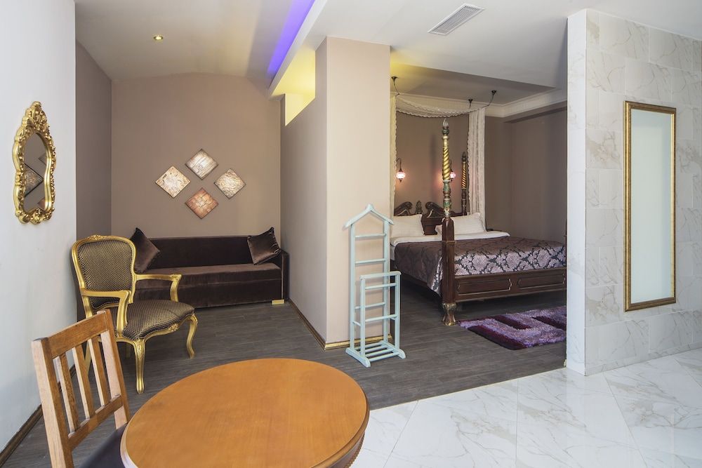 The Selection Suites King Suite 7