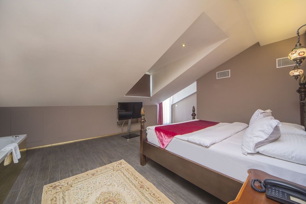 The Selection Suites King Suite 6