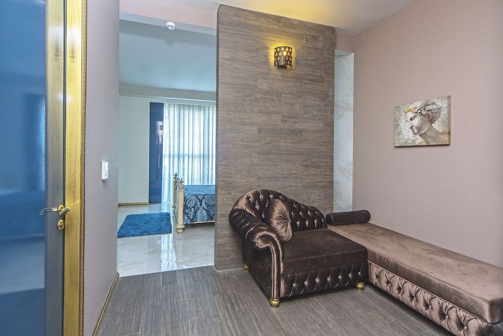 The Selection Suites Deluxe Suite 9