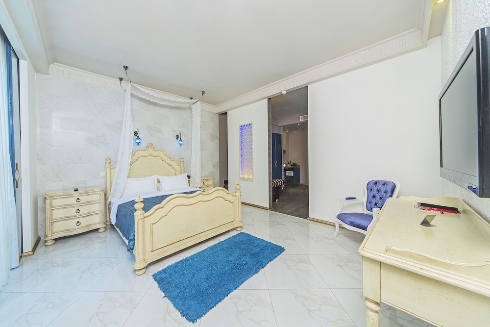 The Selection Suites Deluxe Suite 12