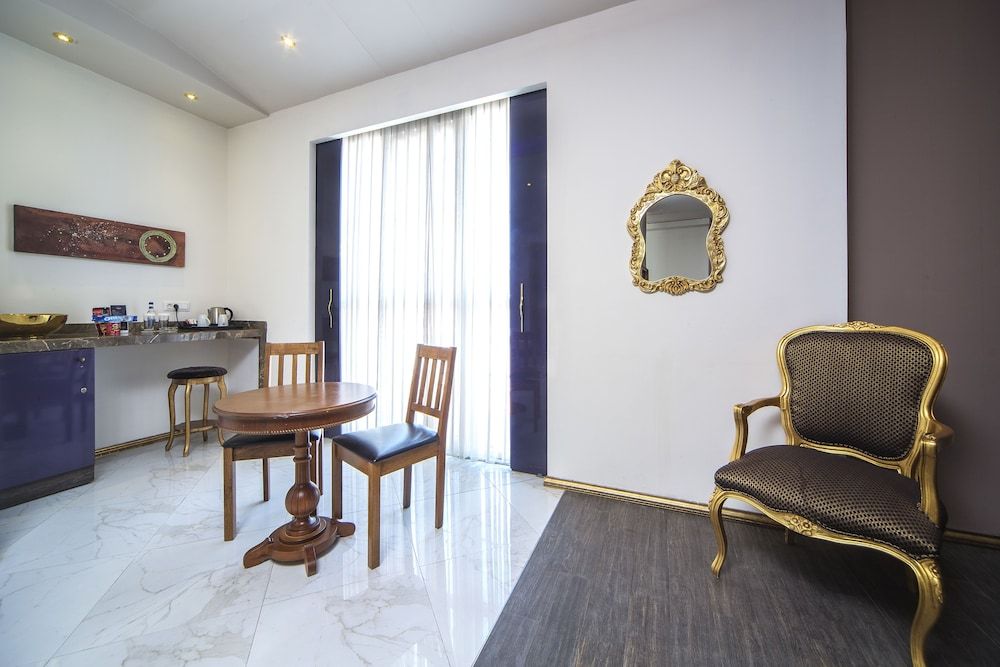 The Selection Suites King Suite 13