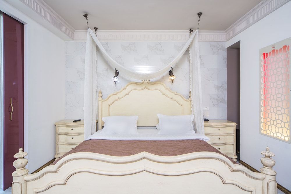 The Selection Suites Deluxe Suite 14